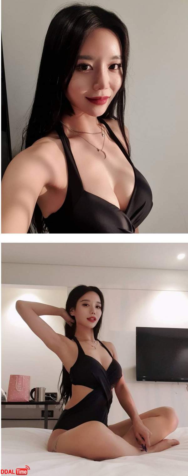 치어리더 블랙 수영복 가슴골 이미지 #1